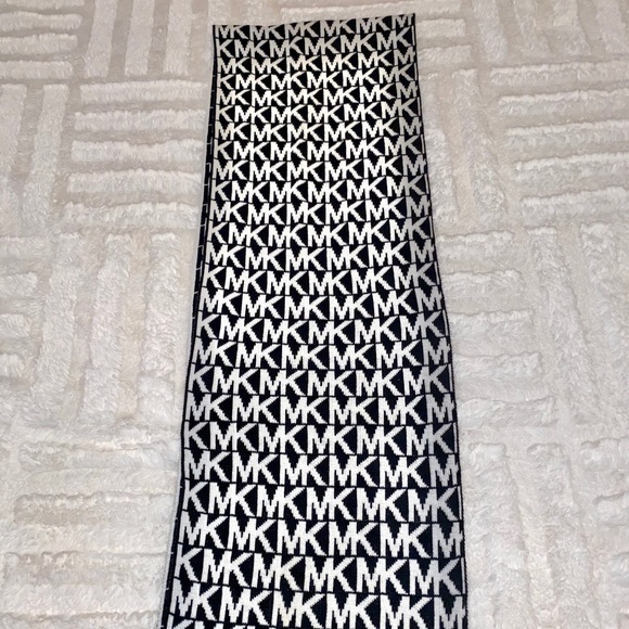 Michael Kors Black & White Scarf - Picture 2 of 3